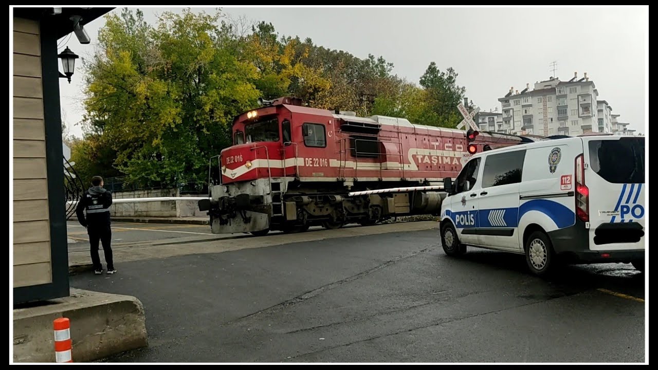 TCDD DE 22016 GÜNEY EKSPRESİ & OFİS HEMZEMİN GEÇİDİ/ SOUTHERN EXPRESS GM EMD-G26CW-2