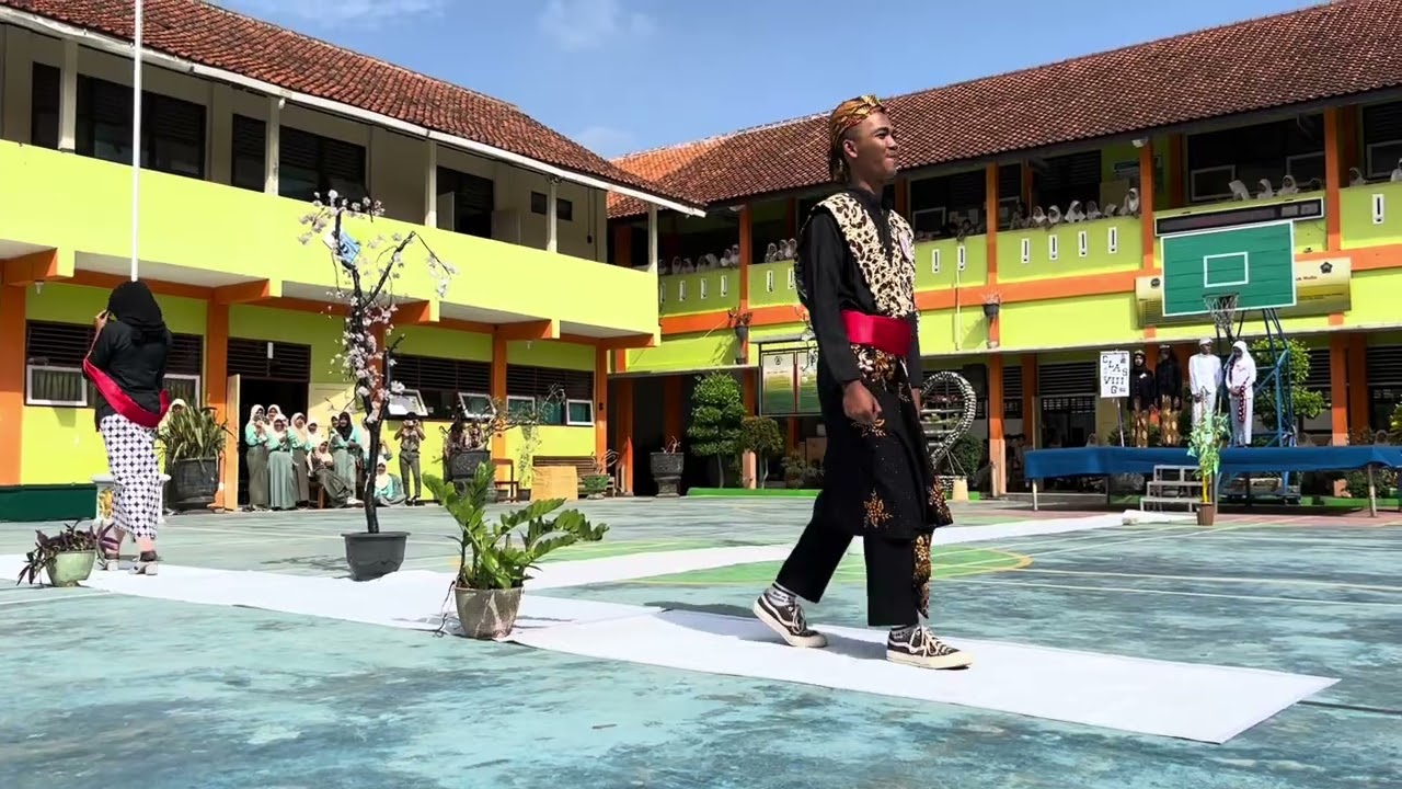 Lomba Fashion Show 2023 SMP Negeri 1 Kemranjen Dalam Rangka Kegiatan Class Meeting