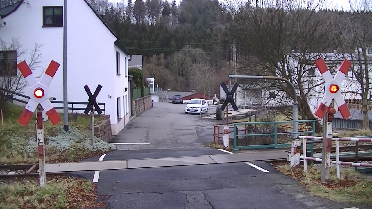 Spoorwegovergang Pockau-Lengefeld (D) // Railroad crossing // Bahn&uuml;bergang