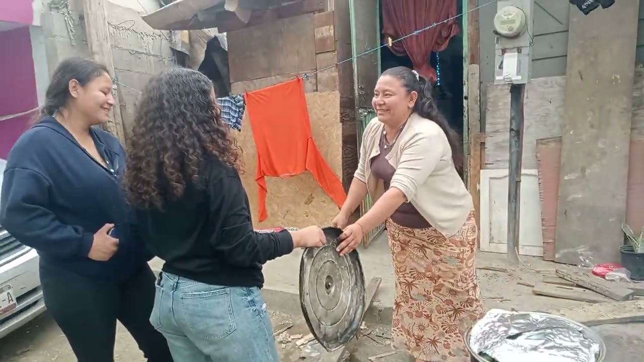 Mi hermana asiendo tamales de arroz  