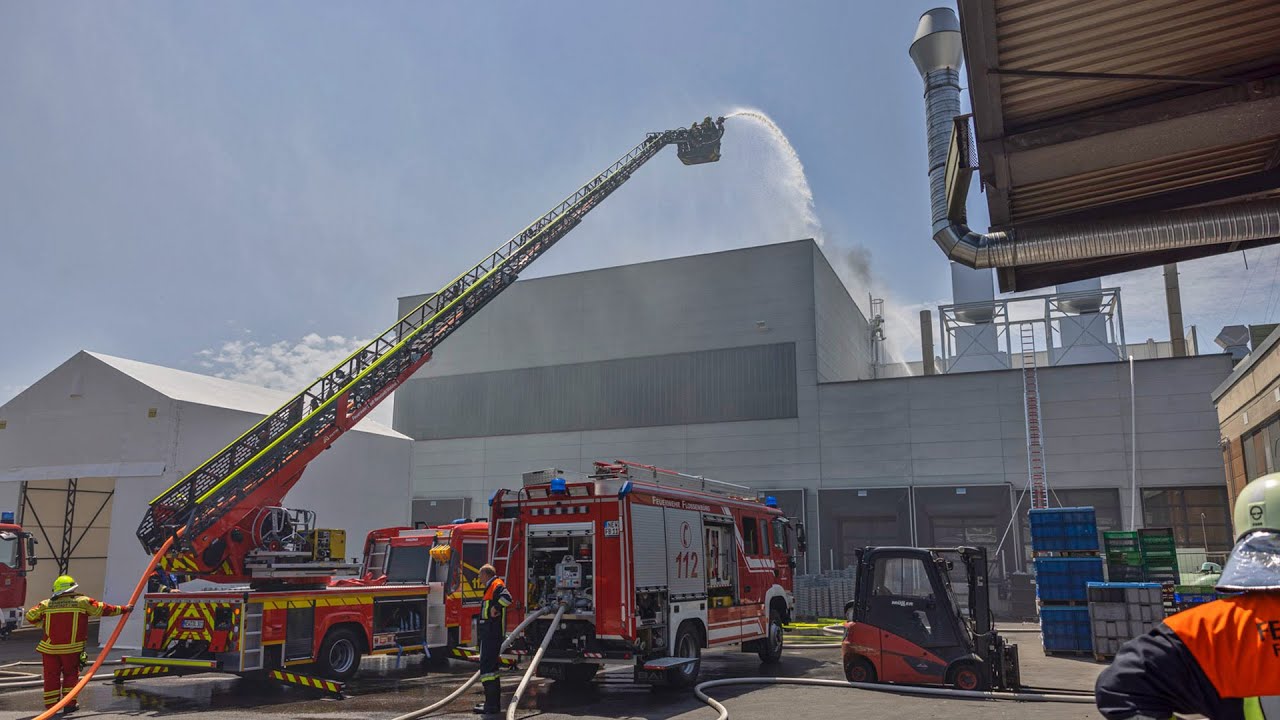 Industriehalle in Flossenbürg brennt - Feuerwehr, THW und Rotes Kreuz beim Brand in Flossenbürg