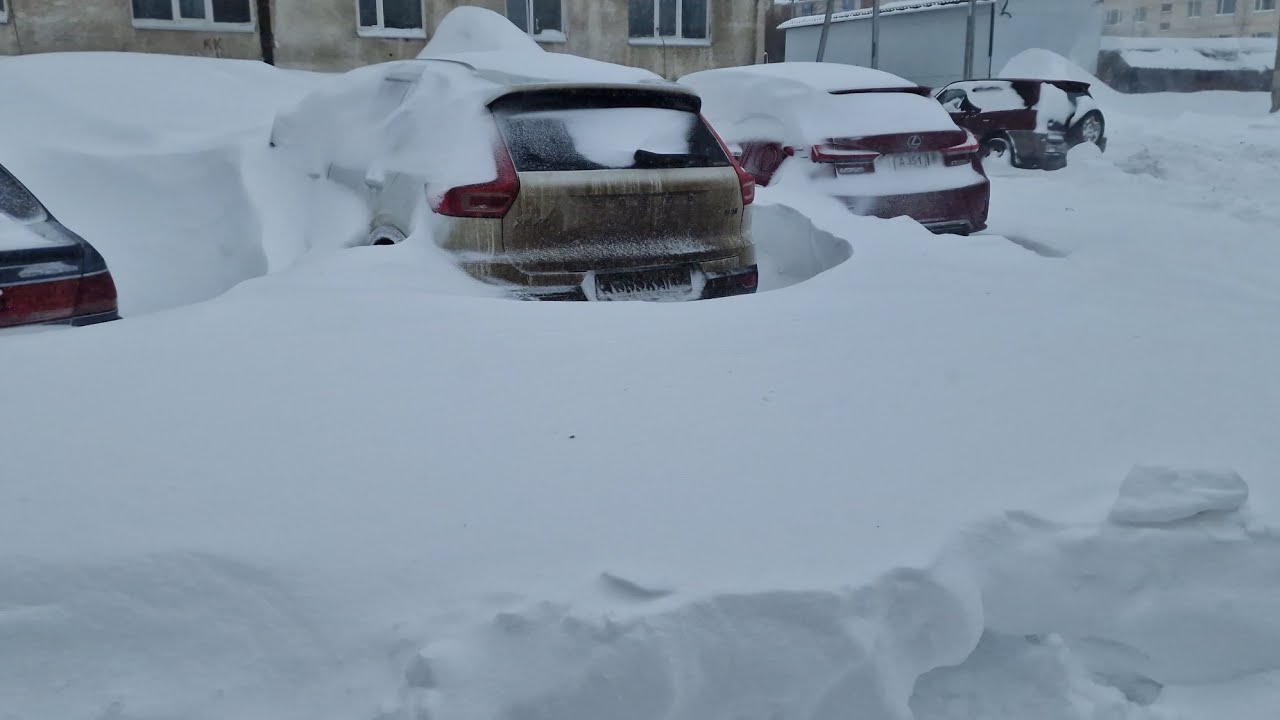 Магадан борется со снегом.