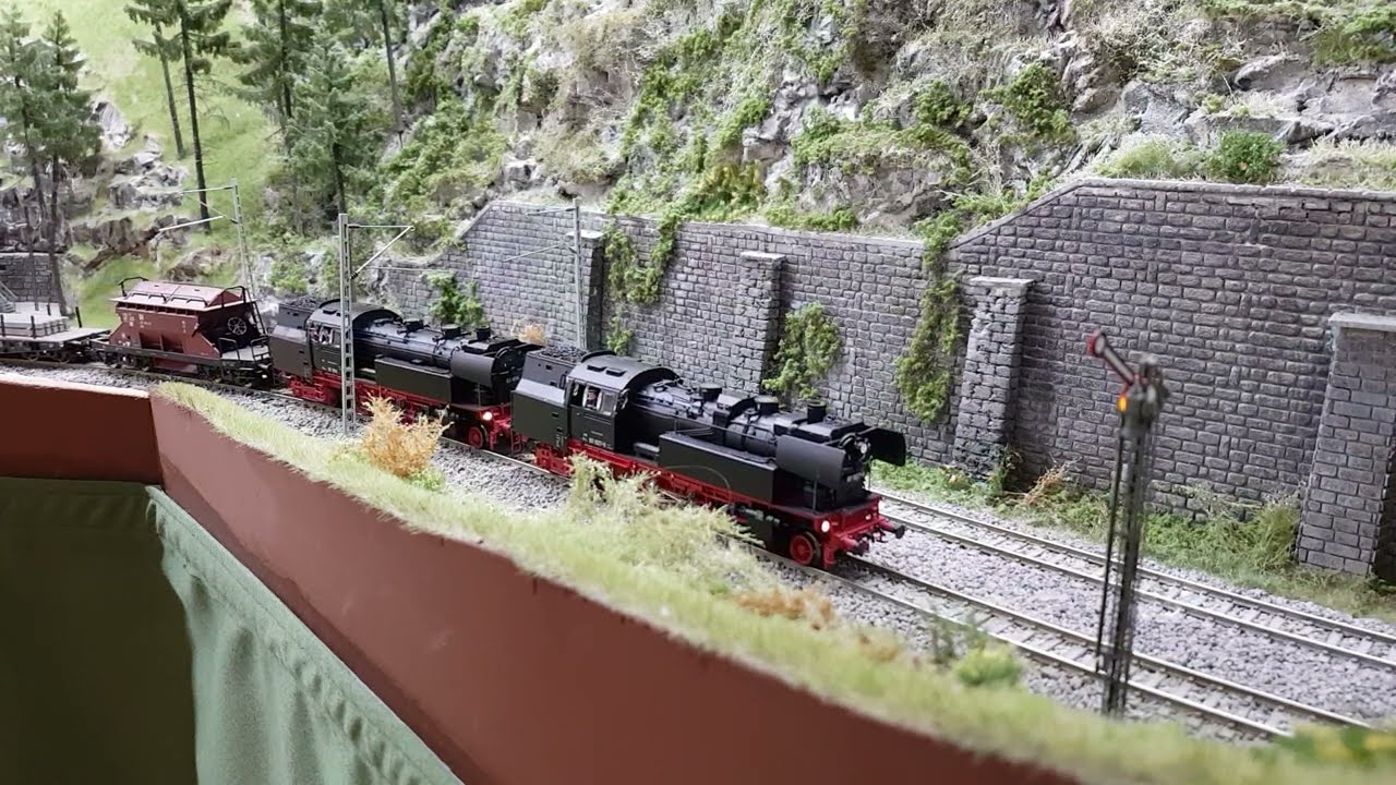 BR83 1027 u. 83 1016 mit einem schweren Güterzug
