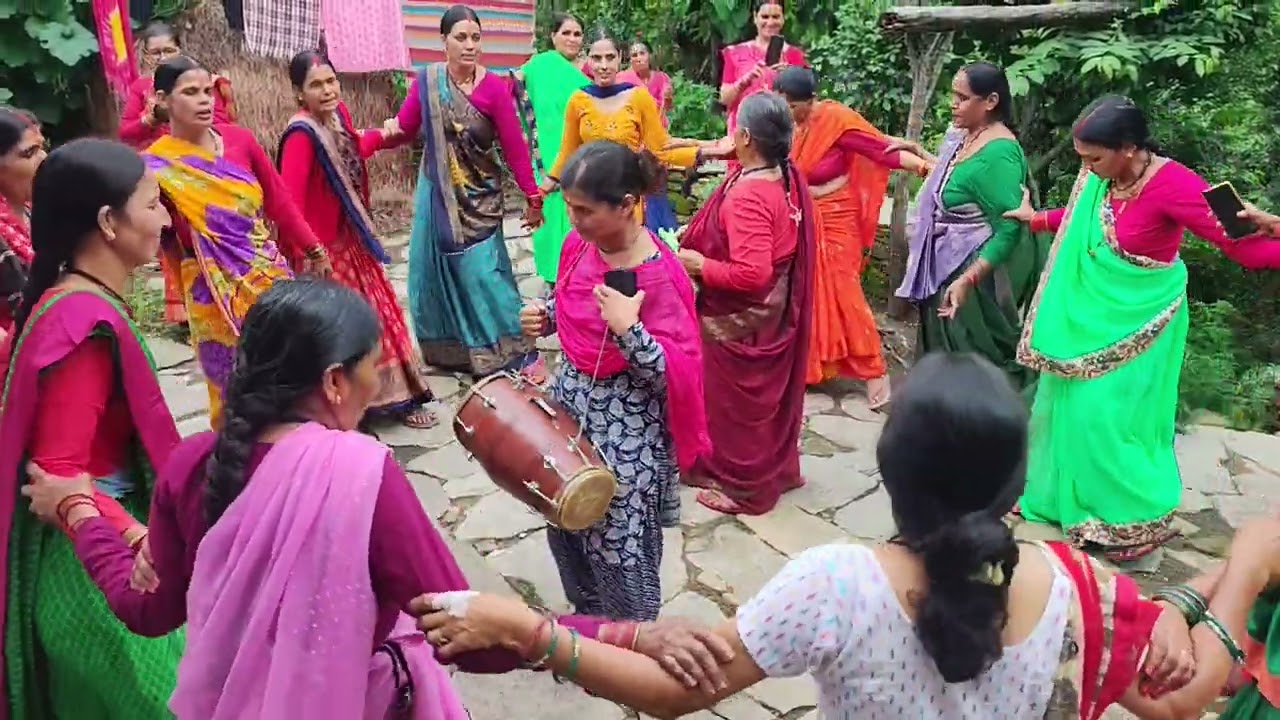 कुमाऊनी चांचरी अब बहुत कम सुनने को मिलती है। आज हमारे गांव की कुछ महिलाओं द्वारा चांचरी गाई गई 😍🫰🫶