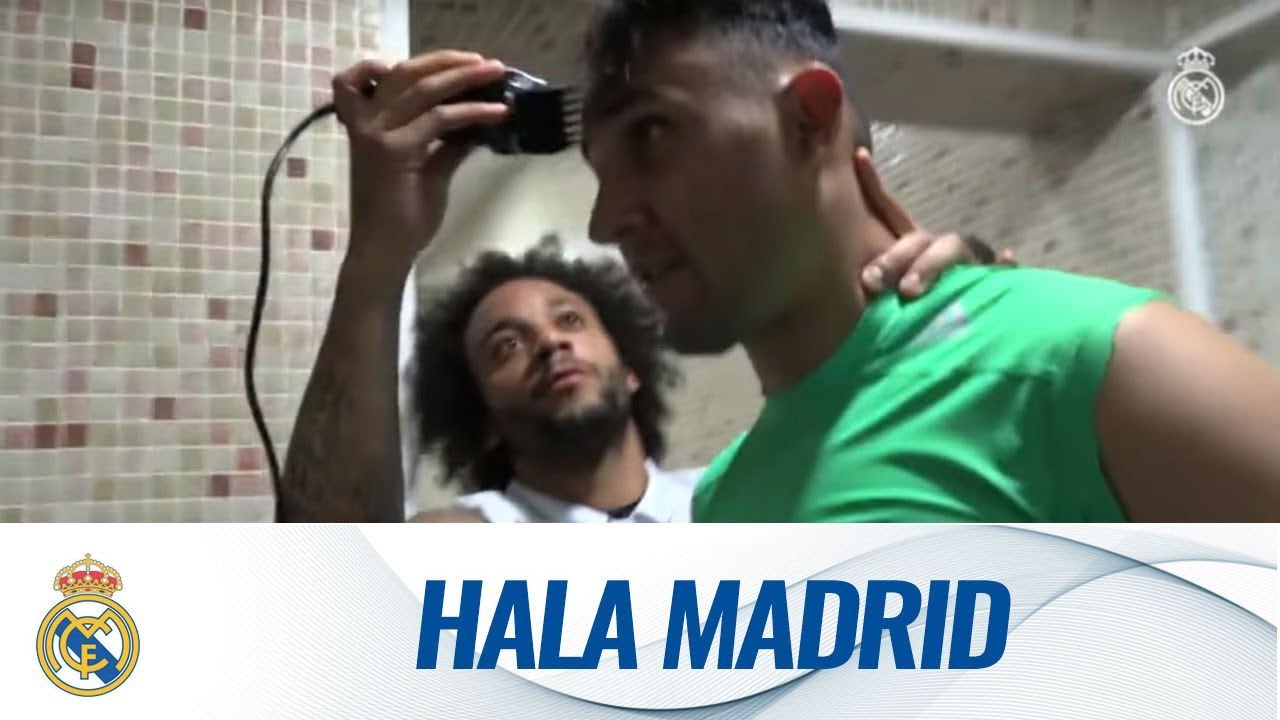 💈🏥👏 Marcelo shaves Keylor Navas' head!