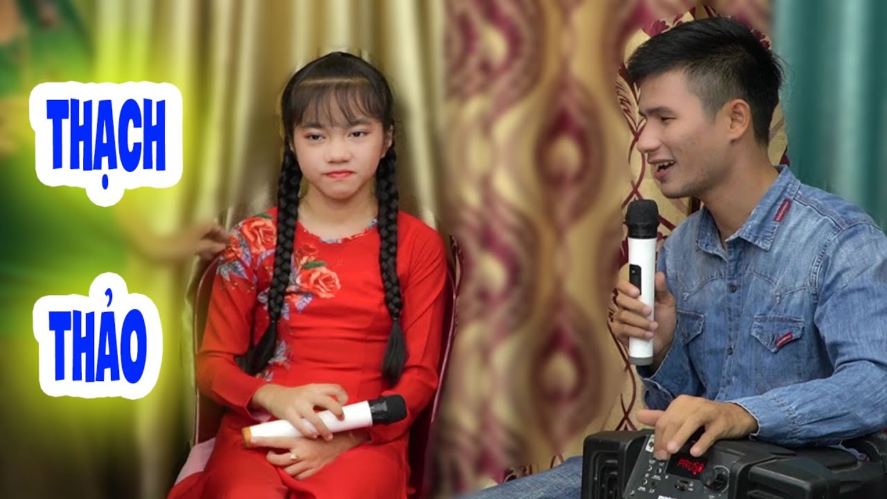 Xuân Hòa Được Cô Chủ Bán Rèm Cửa Mời Vào Nhà Chơi  Và Giao Lưu Ca Nhạc Cùng Con Gái Cô Ấy