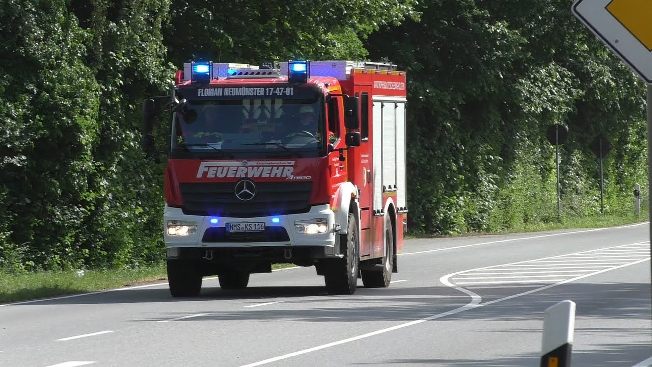 [Feuer 3 - Brennt Lagerhalle] Einsatzfahrten Feuerwehr und DRK Neumünster