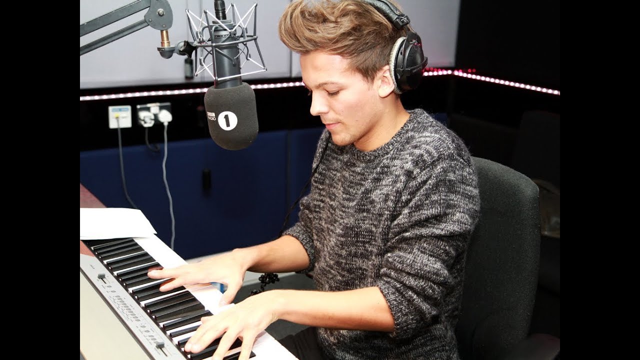 Louis Tomlinson plays the piano for Greg James