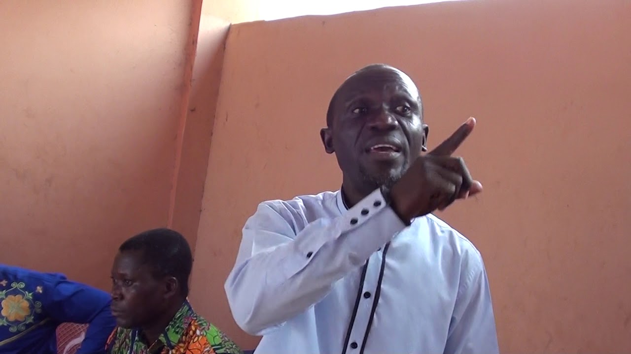 HON. BUDU BENJAMIN DISCUSSES PUBLIC TOILET PROBLEM WITH FREETOWN COMMUNITY, KONONGO