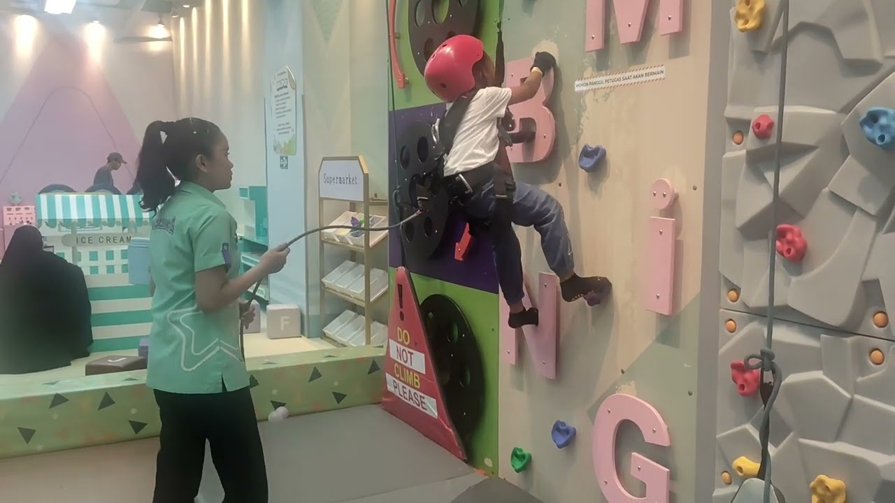 Panjat tebing, permainan anak Kidlandia Cibinong City Mall. Iren Semangat manjat nya