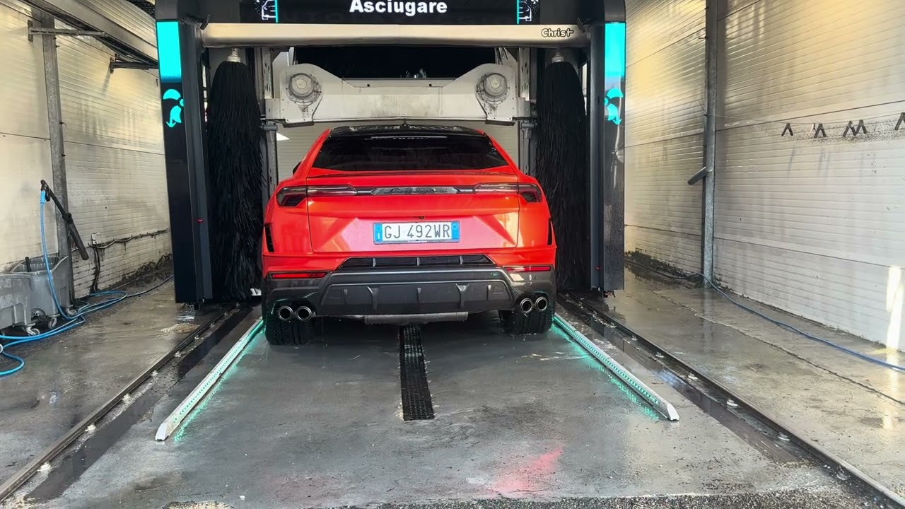 Adri lava la Lamborghini 