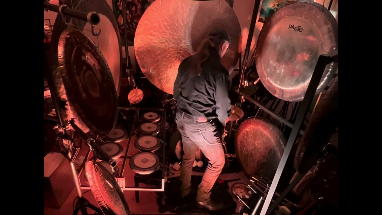 Playing a multipurpose Cymbal with the Gongs