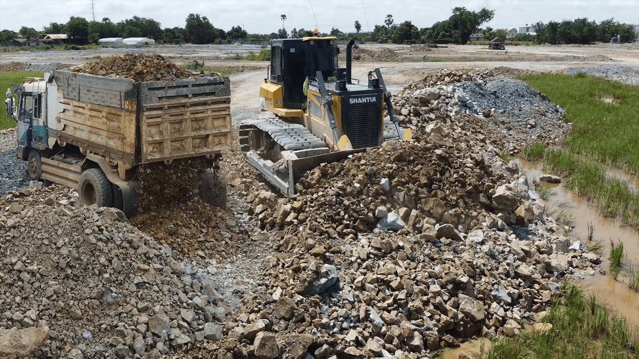 Nicely Landfill Task! Delete Flood Land Use Shantui DH17C3 Dozer Pushing Stones with 25T Dump Truck