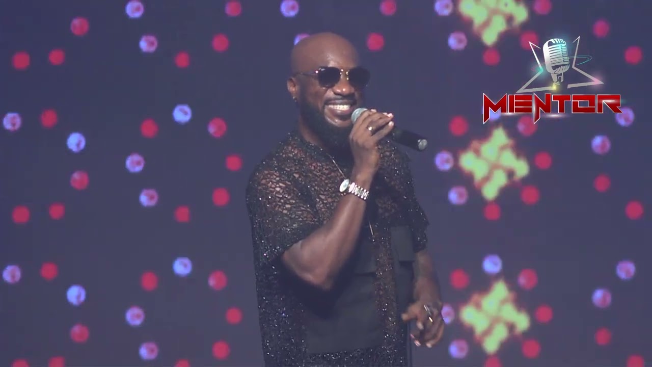 #MentorXII: Kwabena Kwabena gets the crowd dancing as he performs Aso on the grand finale🎙️🔥