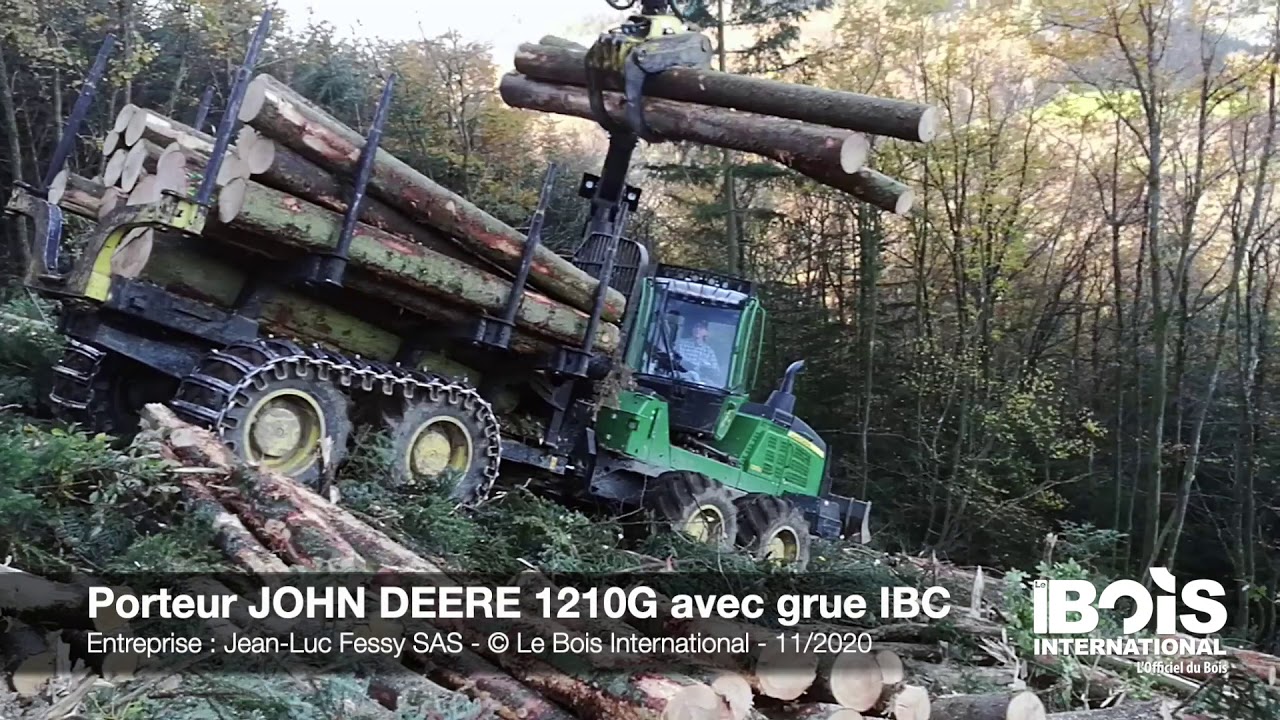 Le porteur John Deere 1210G affronte la pente pour débarder sur huit roues