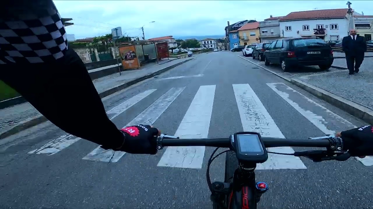 Voltinha na estrada com bicicleta de BTT