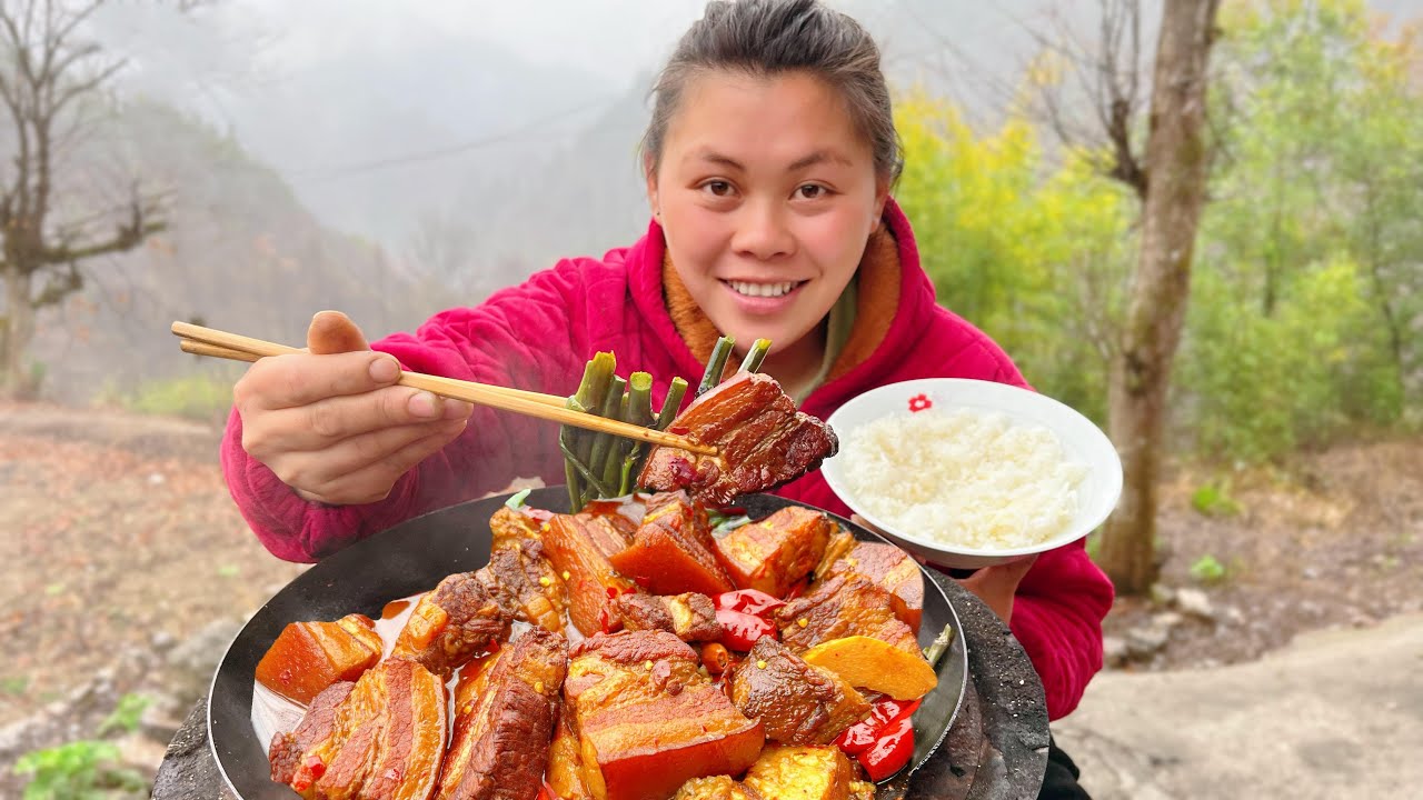 今天摘了些紅菜苔，配上一鍋爆辣紅燒肉，葷素搭配歐妹吃得真過癮Eat delicious braised meat today