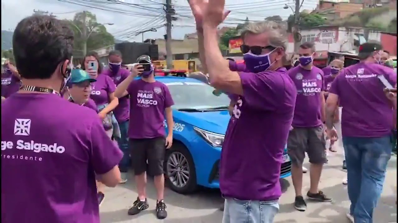 Jorge Salgado sendo recebido por apoiadores - Elei&ccedil;&otilde;es do Vasco 2020
