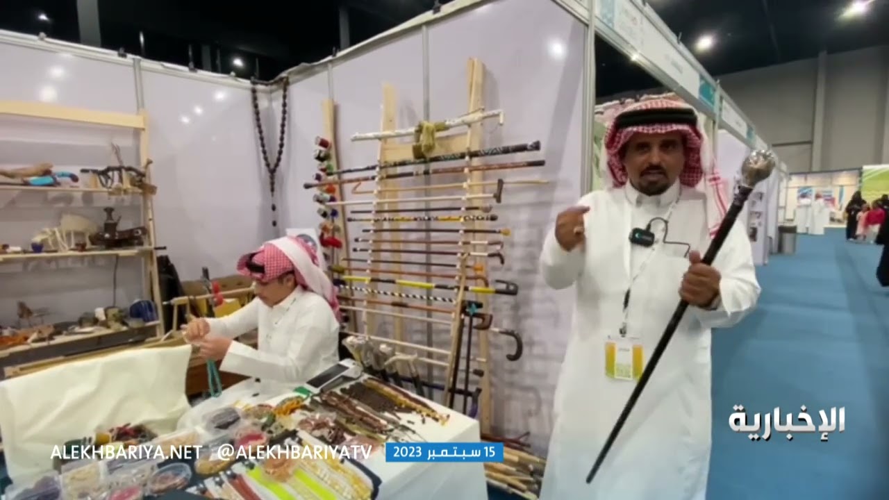 صالح الشهري.. يبدع في صناعة أنواع العصي