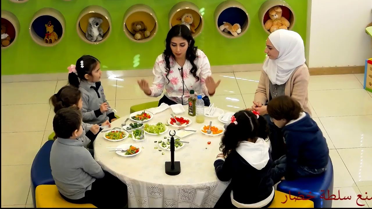 صنع سلطة الخضار(روضة بيت الأطفال)