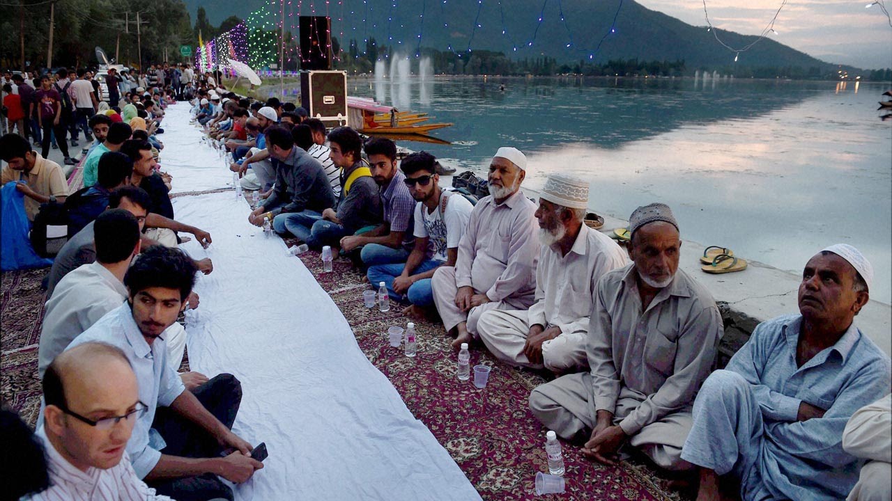 Srinagar attempts Asia’s longest Iftar party along Dal lake