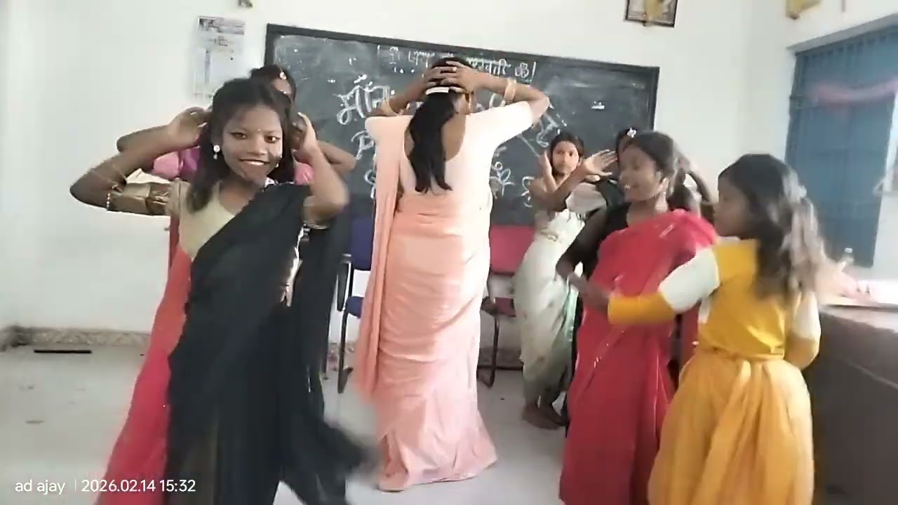 मातृ पितृ दिवस पर HM बुधनी अजय मैम द्वारा बच्चों को शानदार नृत्य कराते हुए p/s Durumgarh Bilaigarh.