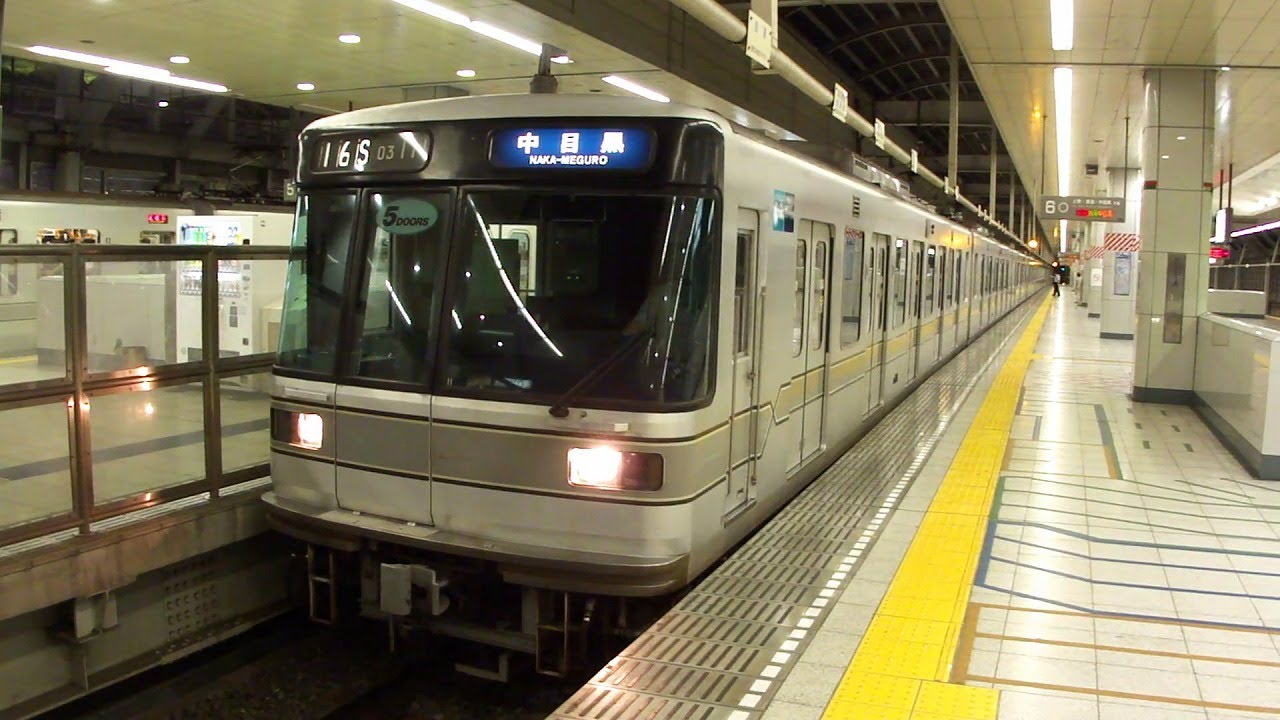 東京メトロ日比谷線・東武伊勢崎線 北千住駅にて(At Kita-senju Station on the Tokyo Metro Hibiya Line and Tobu Isesaki Line)