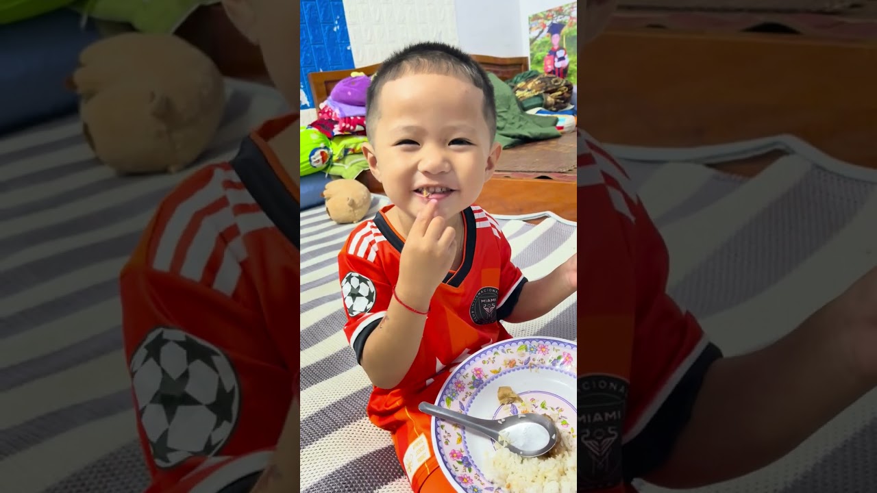 Bé Bon ăn thịt!
