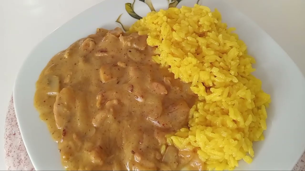 CHICKEN AND MUSHROOM CURRY WITH RICE / TAVUKLU MANTARLI KÖRİ VE PİLAV