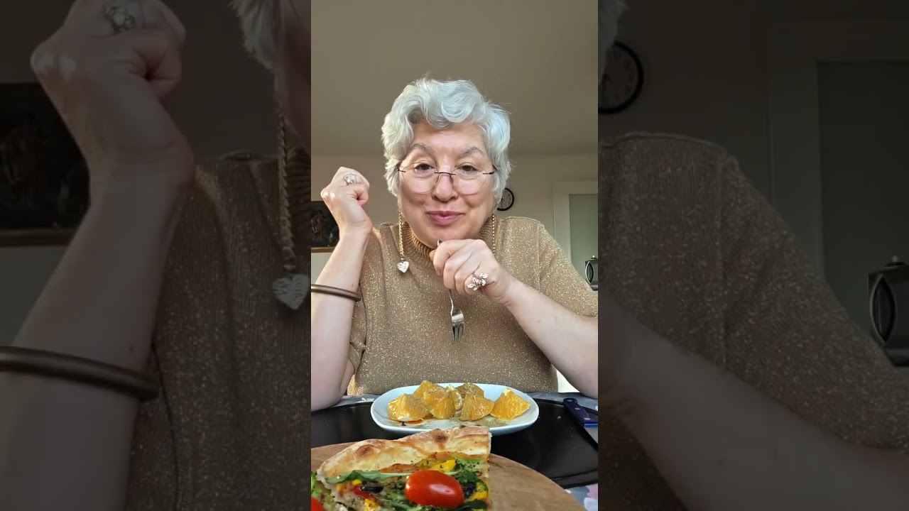 صبحانه ناهار امروز با شما 💕 پرتقال با گلپر، پیتزا ، ترشی لبو ، چای و کیک 🍊🍕🍋‍🟩🍋🫚🌶☕️🍅