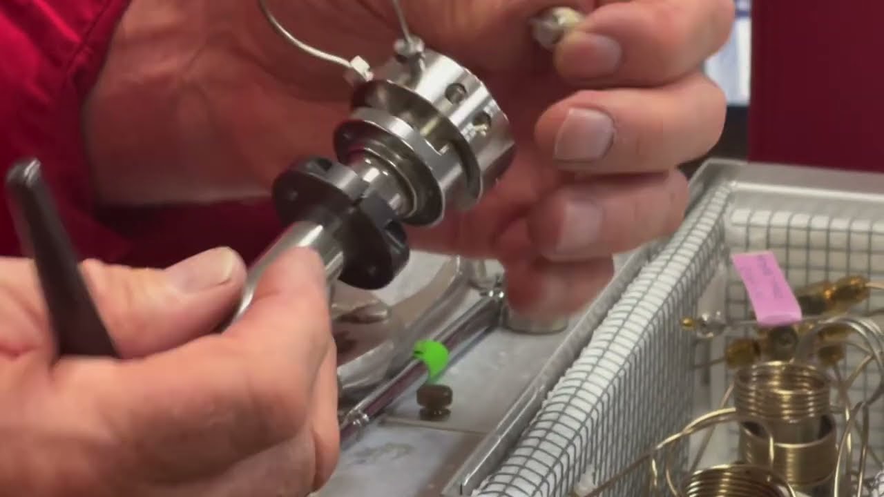 Replacing the Rotor in the Gas Sampling Valve