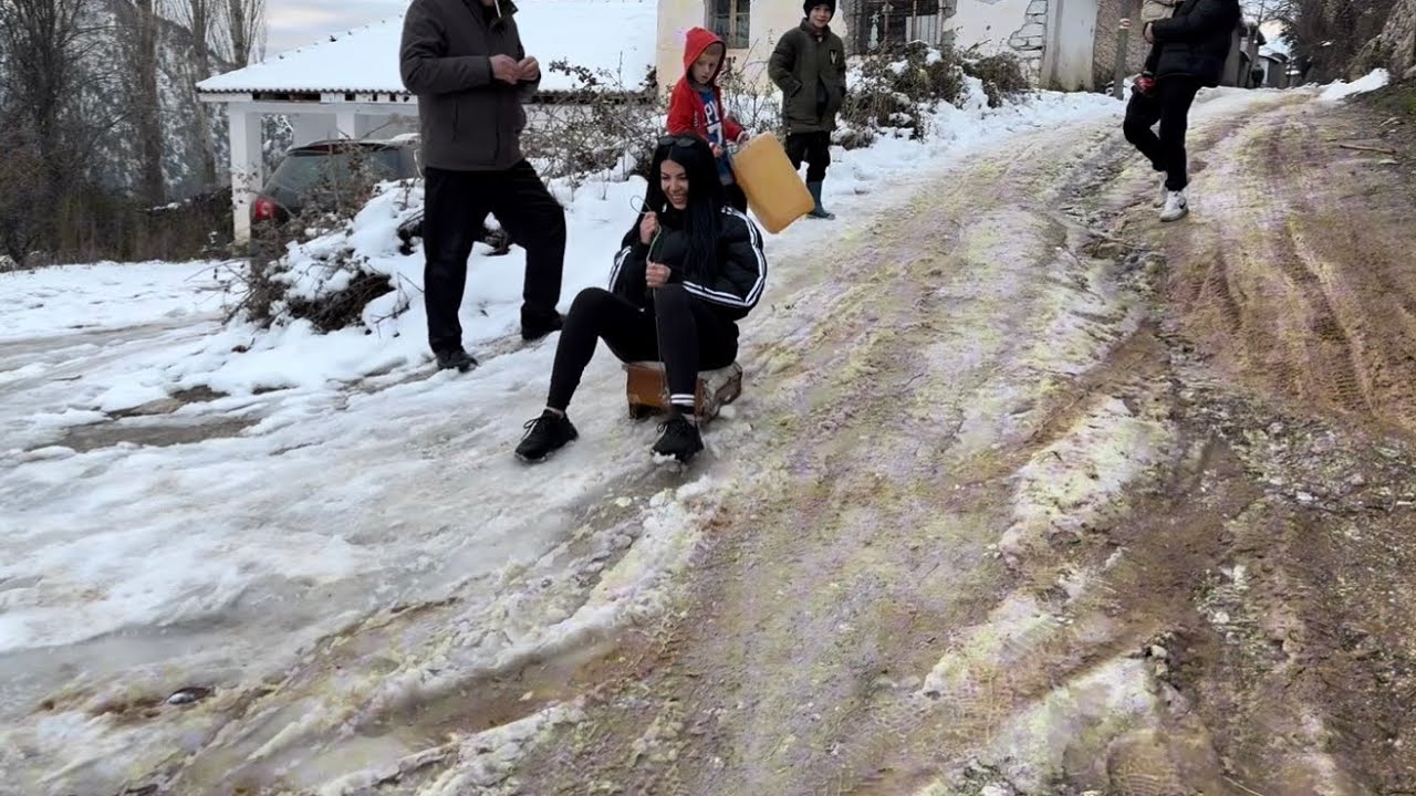 “Burrat e mirë kanë vdekur”. Fshati që na kthen vite pas  në fëmijëri. 