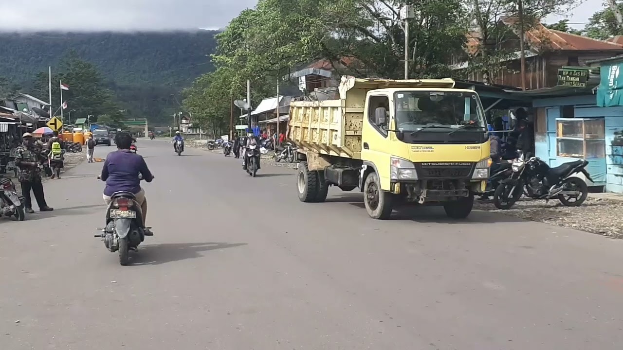 JALAN - JALAN DI OKSIBIL KAB. PEGUNUNGAN BINTANG