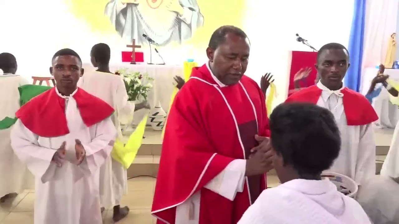 KIRUHURA: MURI MISA YA II. URUBYIRUKO N'ABANA BASHYIGIKIYE RADIO MARIA RWANDA MURI MARIYATONI 15.