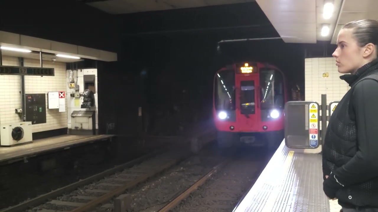 Circle line (S-Stock) Arriving at Victoria 18/01/26 (4K)