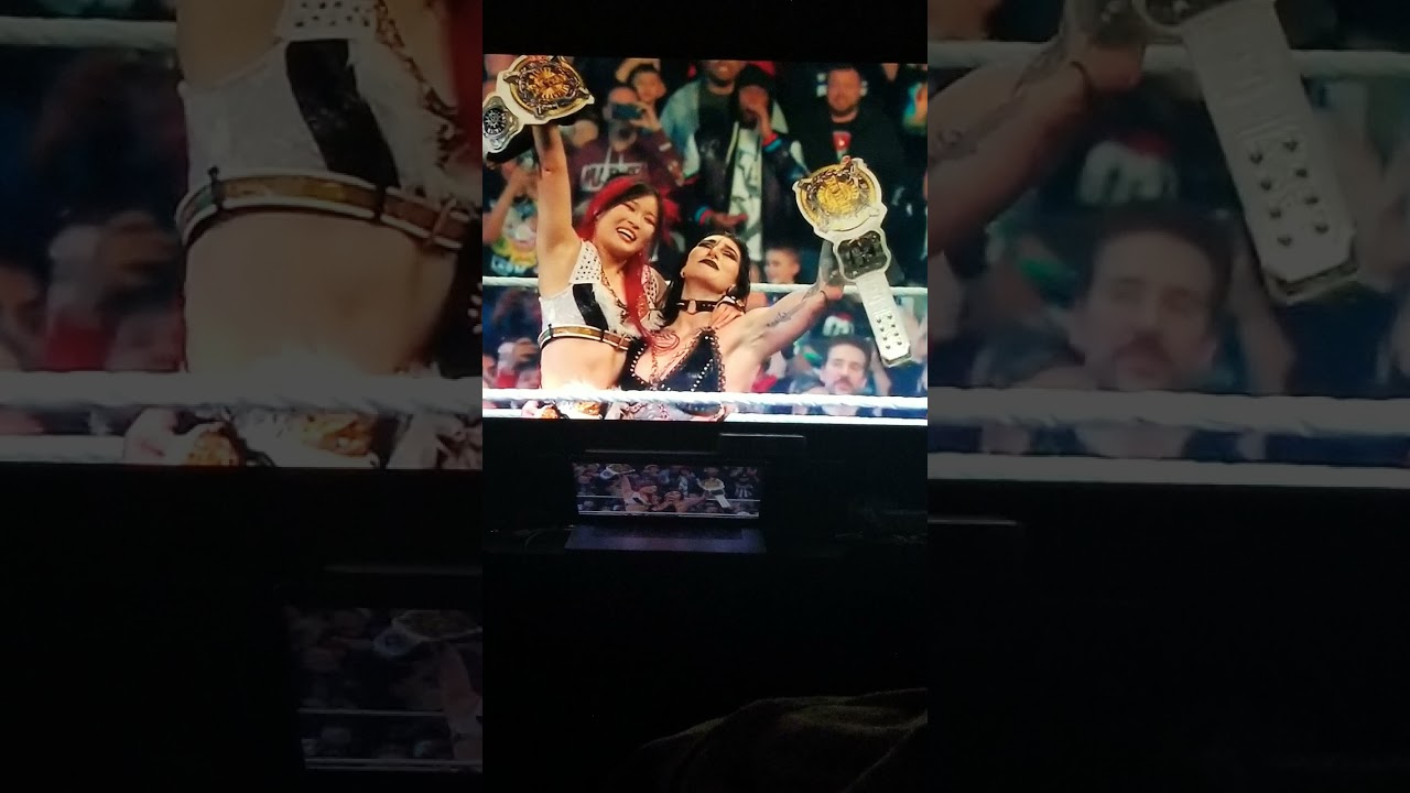 WWE KICKS OFF 2026 W/ NEW WOMENS TAG TEAM CHAMPIONS CROWNED ON RAW!😳