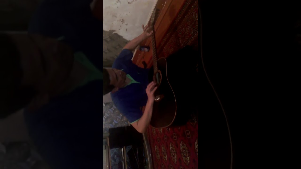 Merdan K&ouml;r gitara tagta pariž