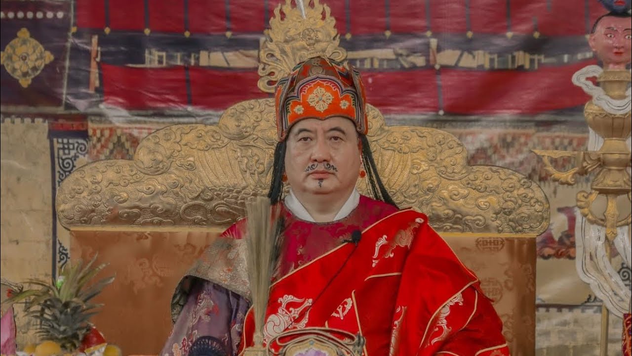 Khyabje Rinpoche shares the insight on how to Visualize and Recite Vajea Guru mantra.