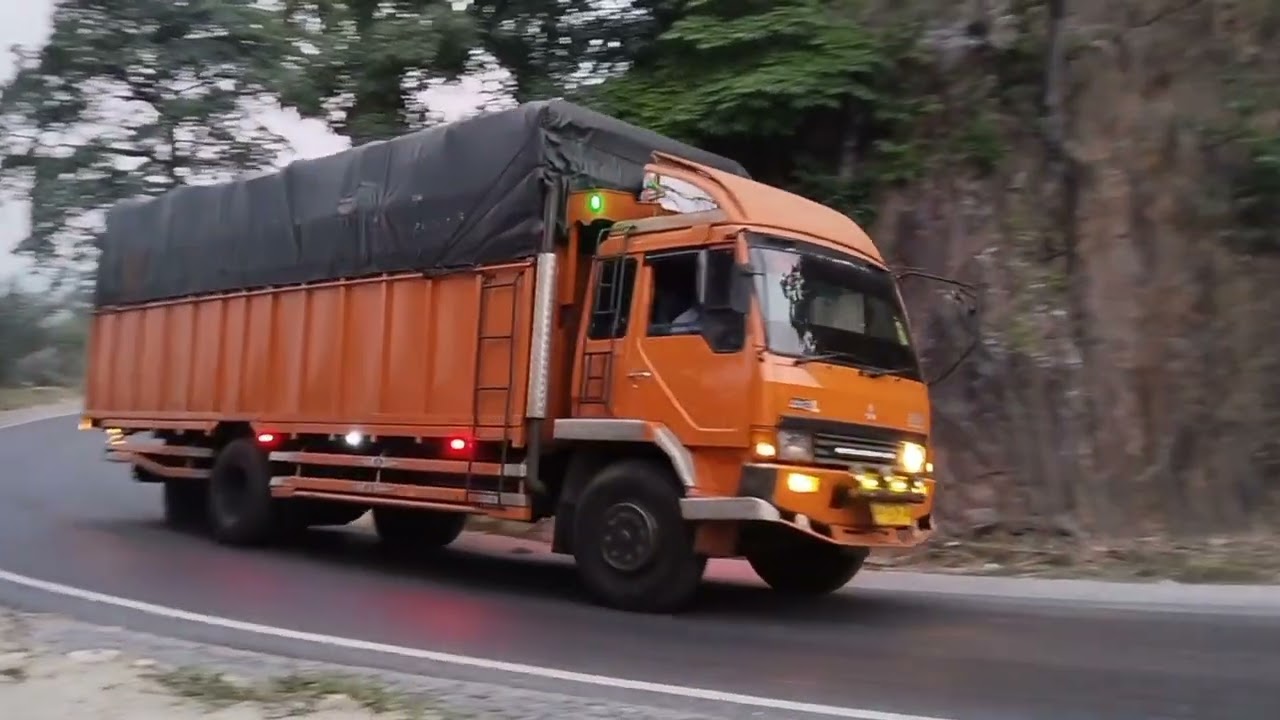 Drivernya keren saat papasan di tikungan tajam nanbundong jalan lintas gunung tua sidimpuan