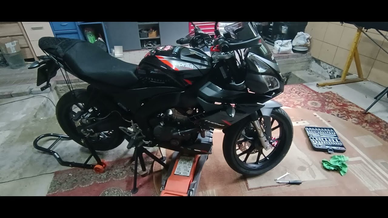 Naprawa cieknącej lagi (wymiana uszczelniacza)Aprilia Tuono 125