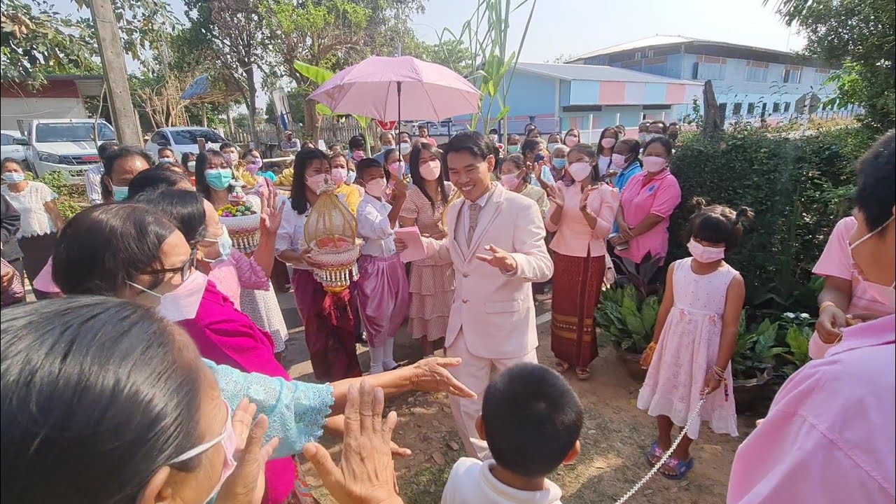 ทั้งรอยยิ้มและเสียงหัวเราะเมื่อเจ้าบ่าวเจอเงื่อนไขประตูเงิน ประตูทองให้ทำแบบนี้ในงานแต่ง