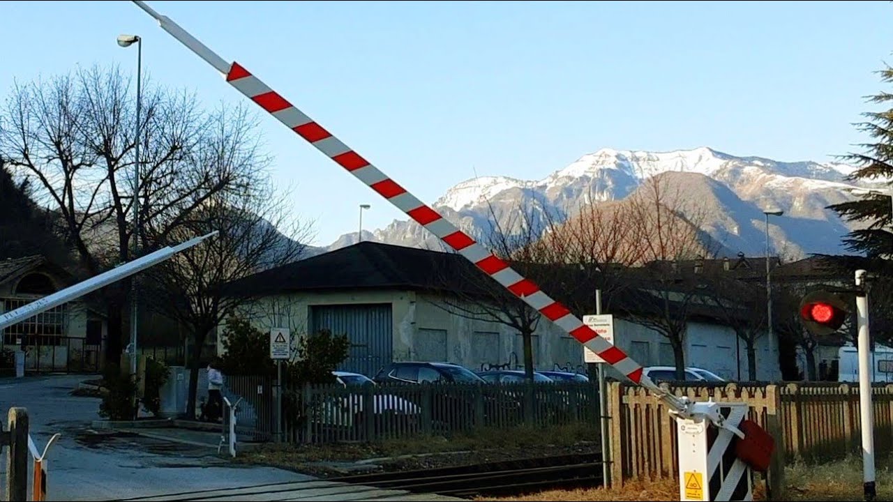 Passaggio a livello con strano campanello
