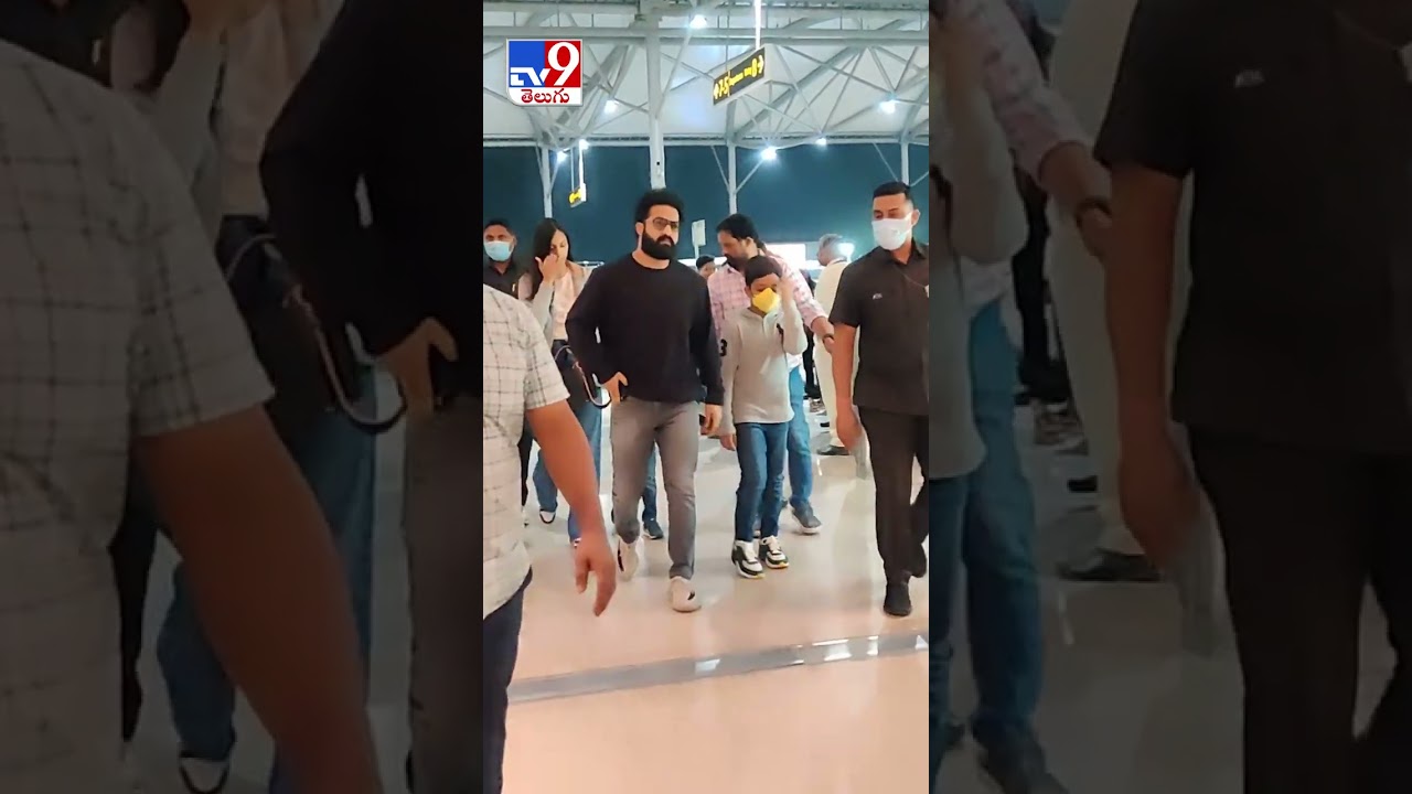 స్టైలిష్ టైగర్‌! | Jr NTR along with wife, children spotted at Hyderabad airport - TV9