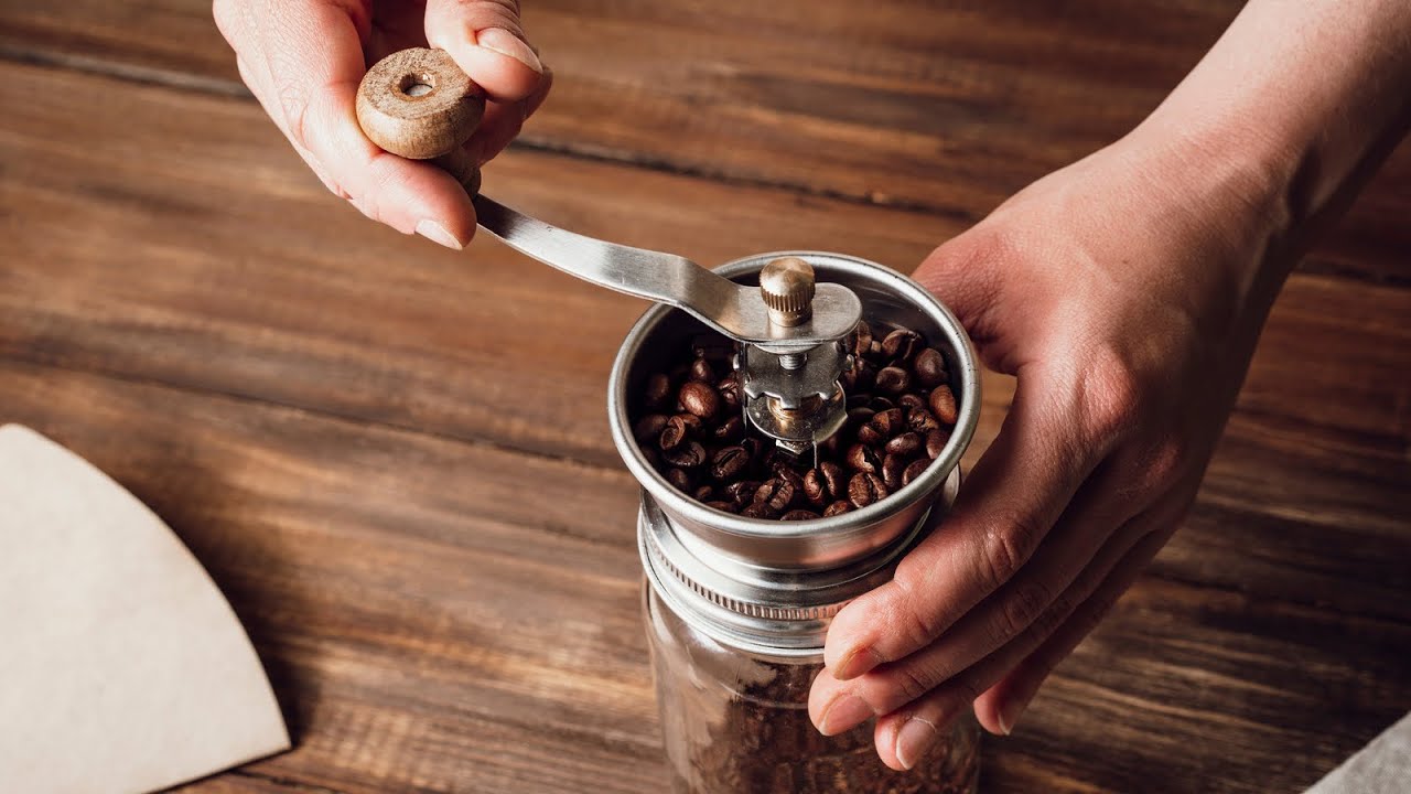 Grinding coffee | Мелення кави