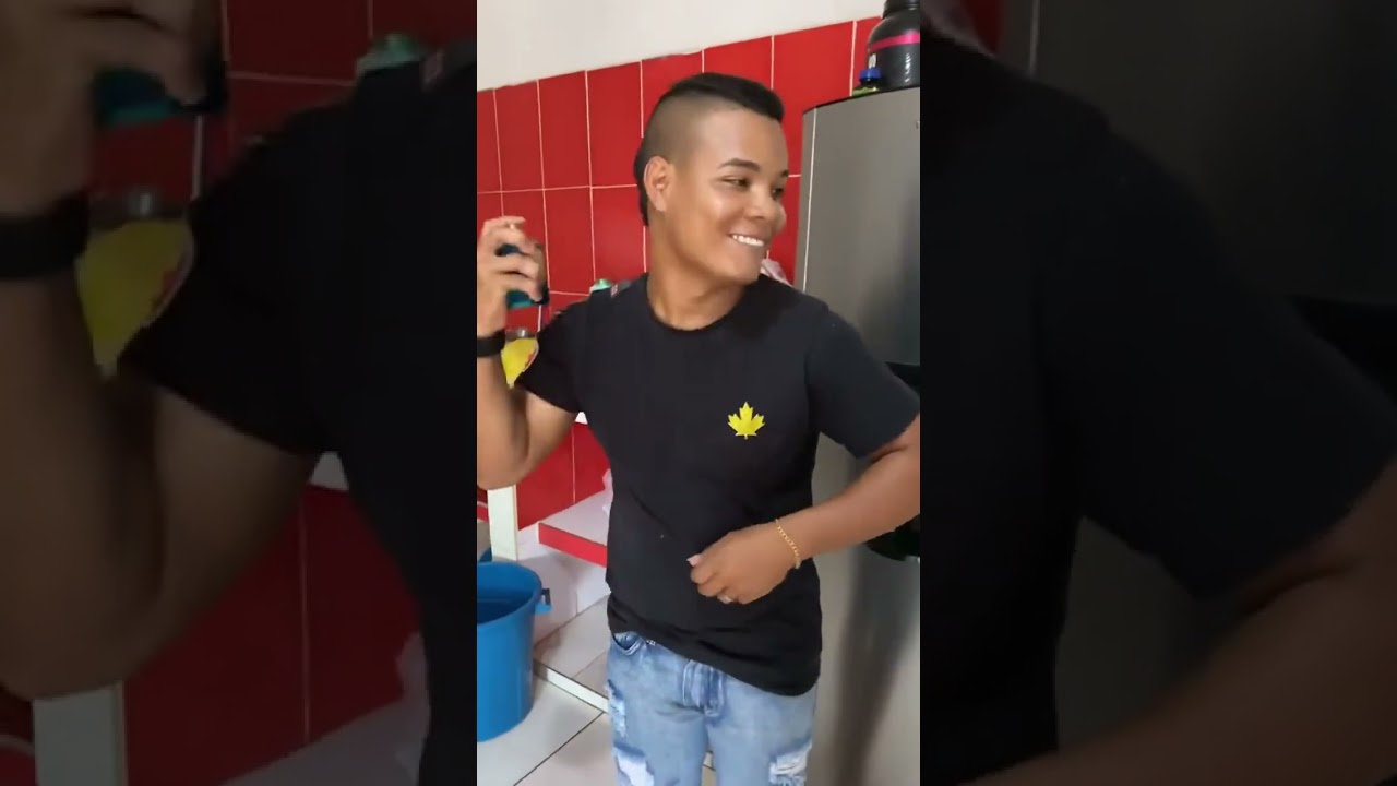 Oriana deja sin perfume a elcharro