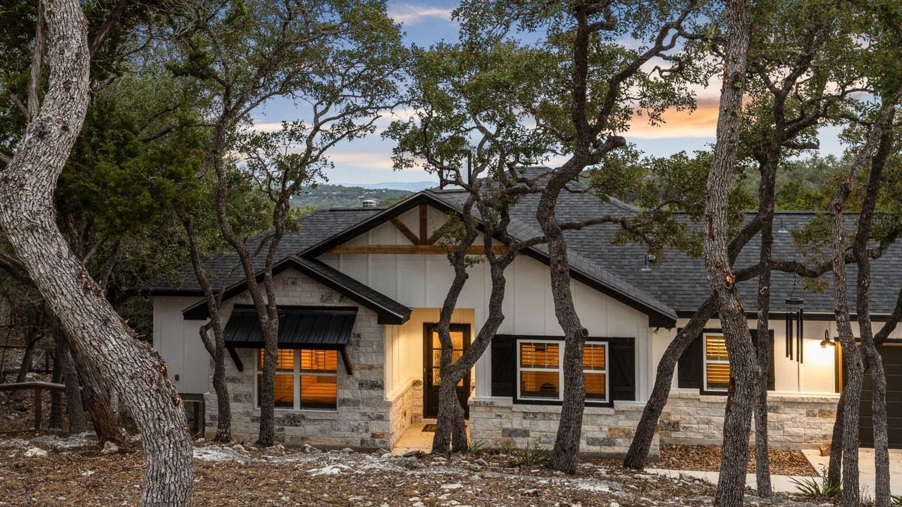 1382 Cottonwood Rd, Fischer, TX