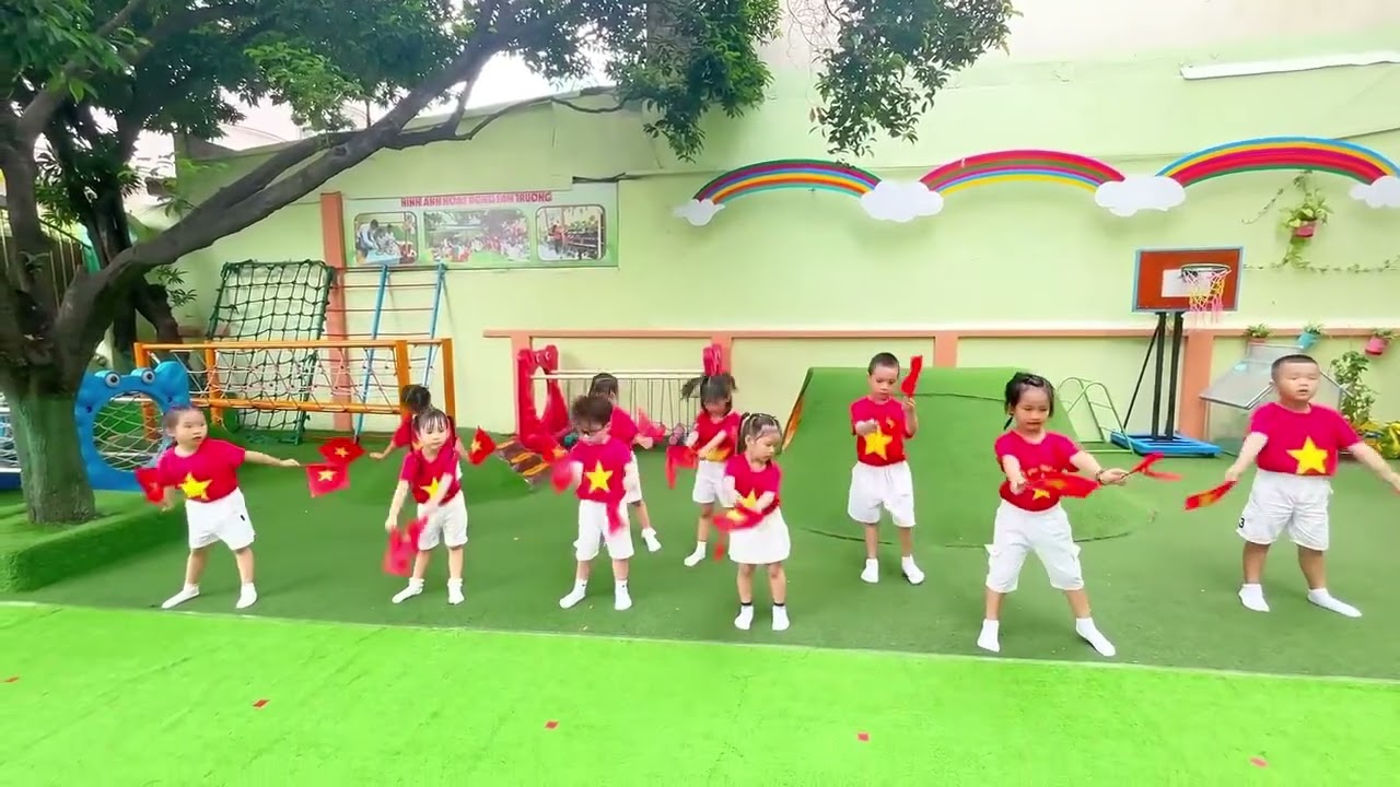 Mầm non 8 đồng diễn Tình Yêu Tổ Quốc