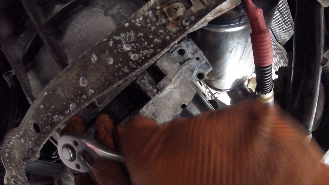 How to remove starter BMW 116d f20 n47 /Как  снять стартер BMW 116d f20 n47