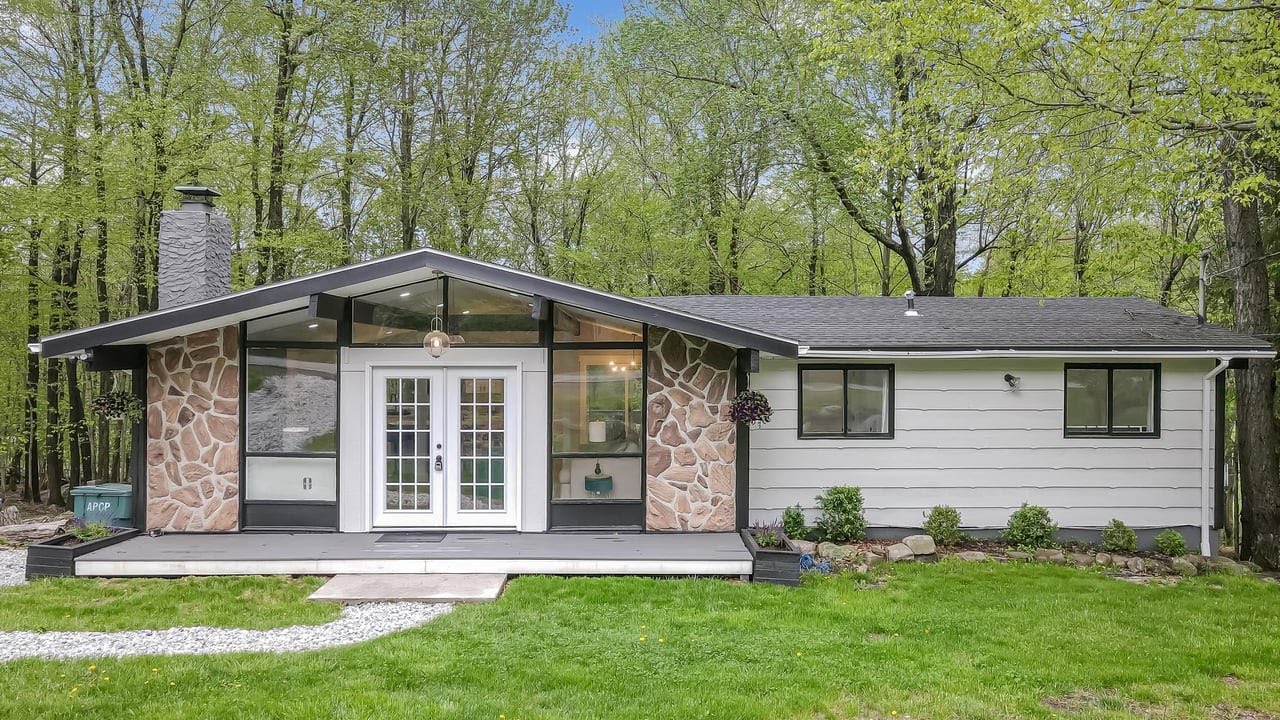 1413 Waterfront Dr, Tobyhanna, PA
