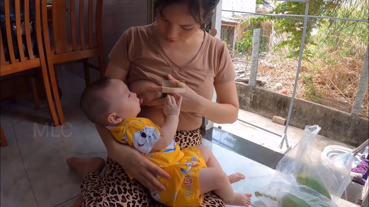 daily breastfeeding baby 😘 how to eat mother breastfeeding 👩‍👧 mom Love Children ❤️